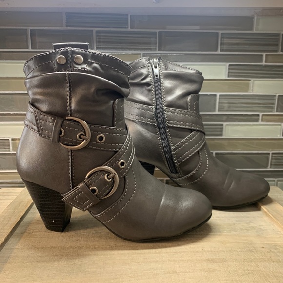Maurice Fashions Gray Wrapped Buckle Ankle Bootie Boots Woman's Shoe Size 6 - Picture 3 of 12